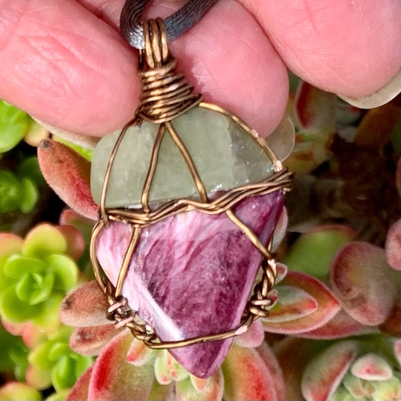 Prehnite and Spiny Oyster Shell Necklace - Picture 6 of 12